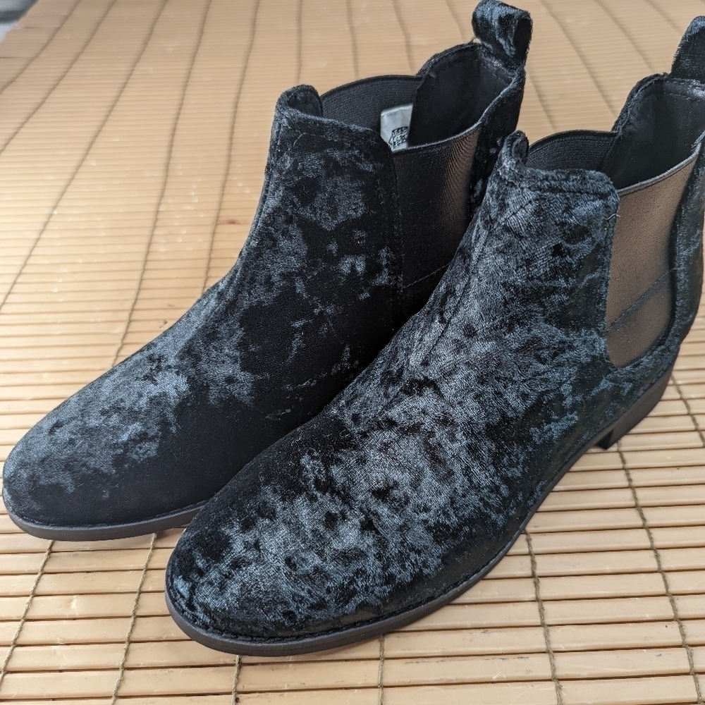 TOMS Black ELLA CHELSEA Crushed VELVET Slip-On ANKLE BOOTS Women sz 6.5M new wit